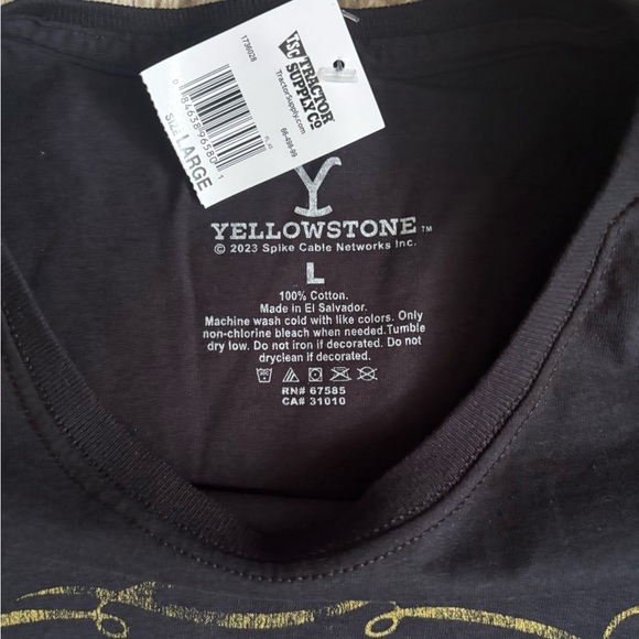 Yellowstone Dutton Ranch Graphic Tee NWT LARGE - Picture 4 of 4